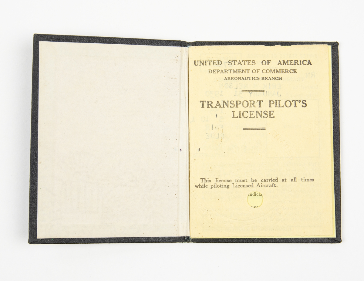 Flygcertifikat bunden i klotband. Transport pilots licens. Utfärdat 31 januari 1930. Text på pärmen av certifikatet: "PILOTS LICENSE UNITED STATES DEPARTMENT OF COMERCE AEROINAUTICS BRANCH.