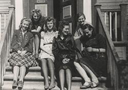 Gruppebilde av seks kvinner på trappa til Finnmark veikontor