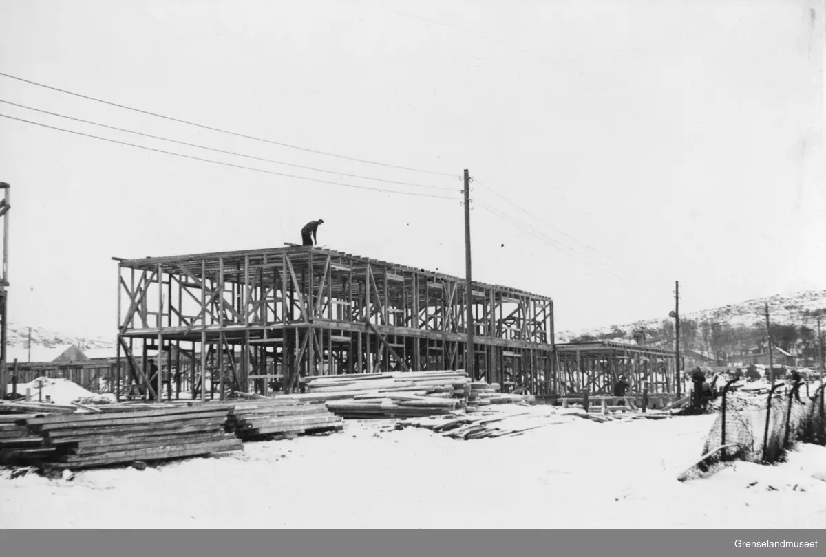 Bygging av Kvartal 1, mot Storgata, Kirkenes 18. oktober 1946.