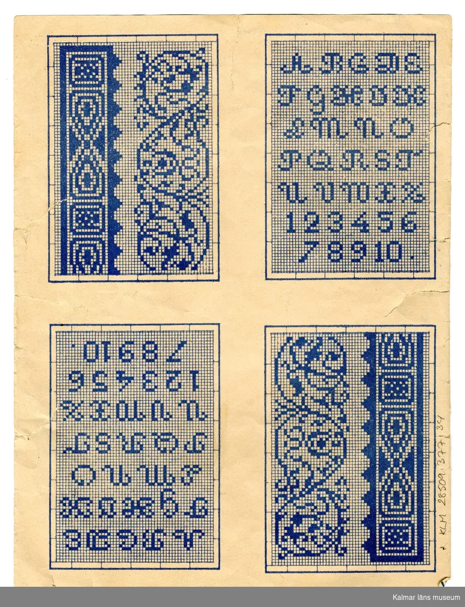 KLM 28509:377:34. Mönster, broderimönster. Av papper. På ena sidan ses fyra olika mönster, varav två blomstermotiv, tryckta i färg. På andra sidan ses alfabetet och siffror, samt två andra motiv, tryckta i blått.