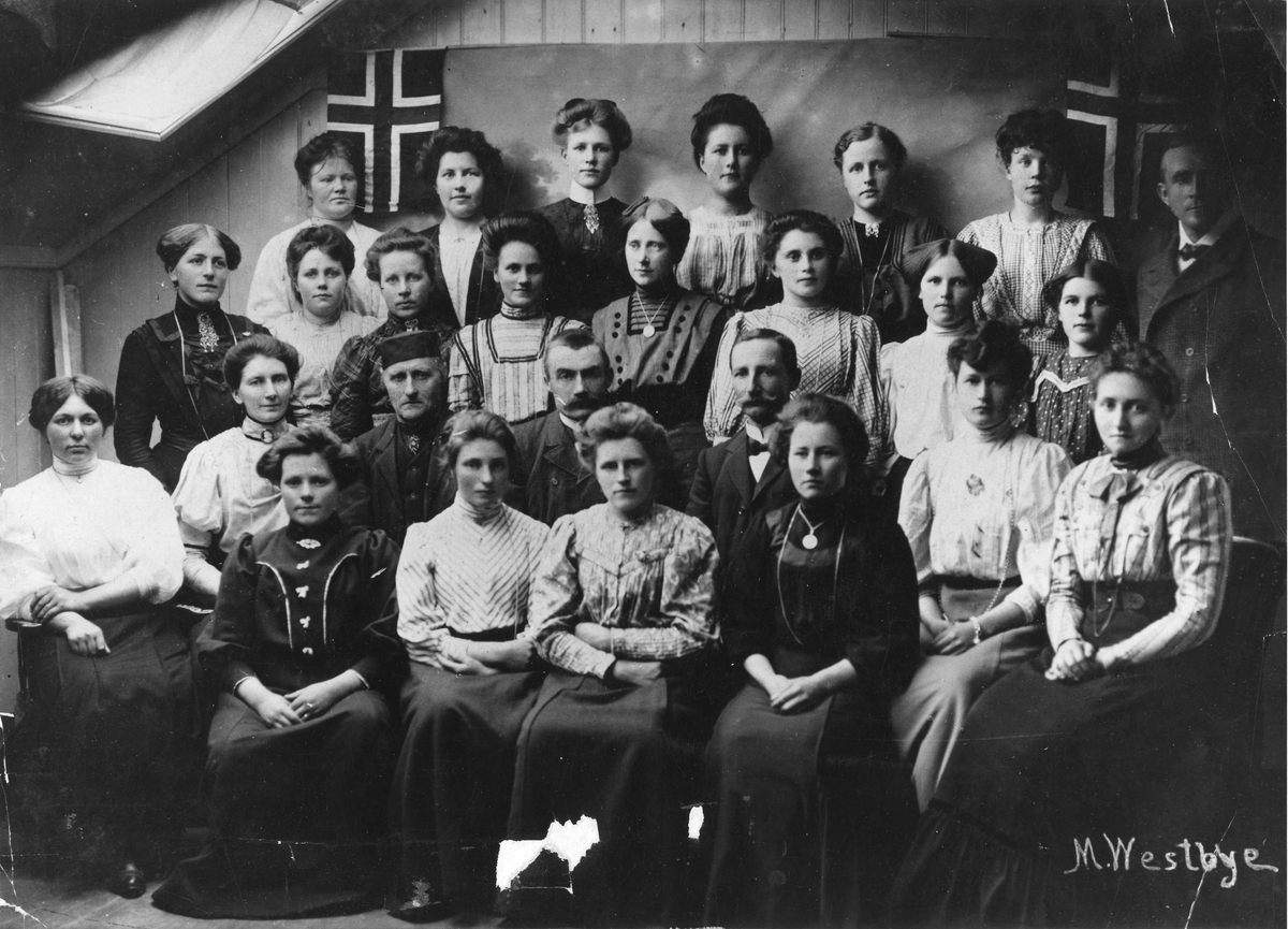 Nord-Østerdal husmorskole (Jenteskolen for Nordre Østerdalen og Trysil - Øvre Rendal) 1909 (Samme som MINØ.128786 - uten ramme og navn)