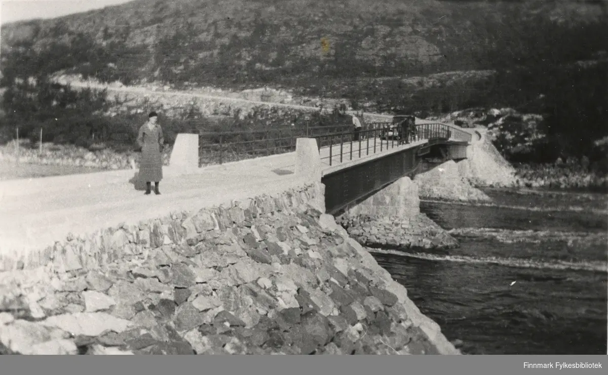 Langfjordstrømmen bru, 1937. Bildet er tatt fra "Kirkenes siden" av brua. En bil og noen mennesker er på brua.