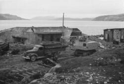 Bilkrana i sving med opprydding, Kirkenes 25. juni 1947. Bun