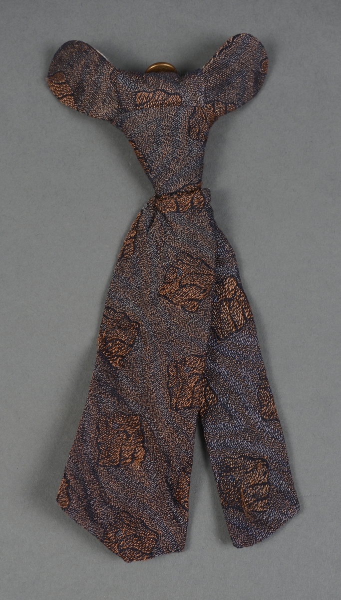 Korts slips med ferdig knytt knute og knappefeste til skjorte.