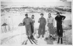Fem karer på ski i Sagvassbotn.