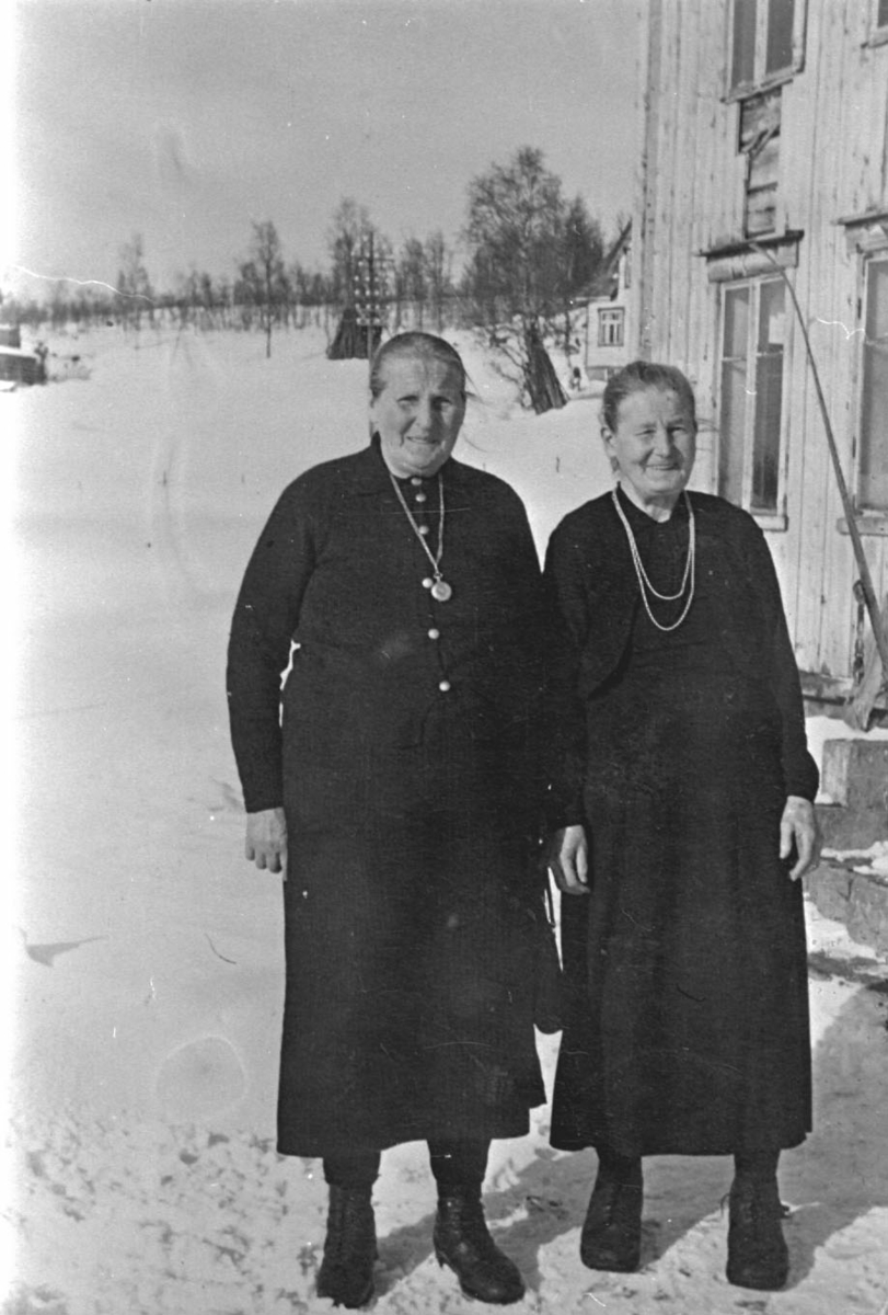 Anna Josefine Hansdatter og Hansine Furnes, Russenes