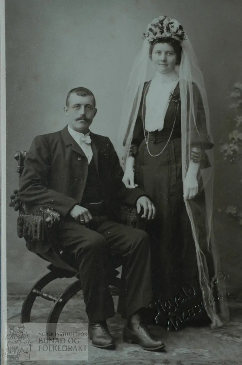 Bilete av Martinus Lid, f. 1879 og Ragna, f. Liavåg 1886. Dei gifte seg i 1907.