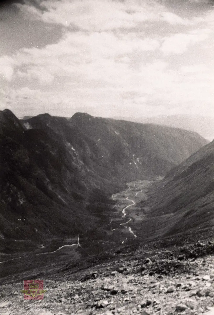 Utsyn frå fjellstølen Hovden over Vetlefjorddalen, med vegen og elva som parelellkøyrer nedover dalen mot Vetlefjorden. 