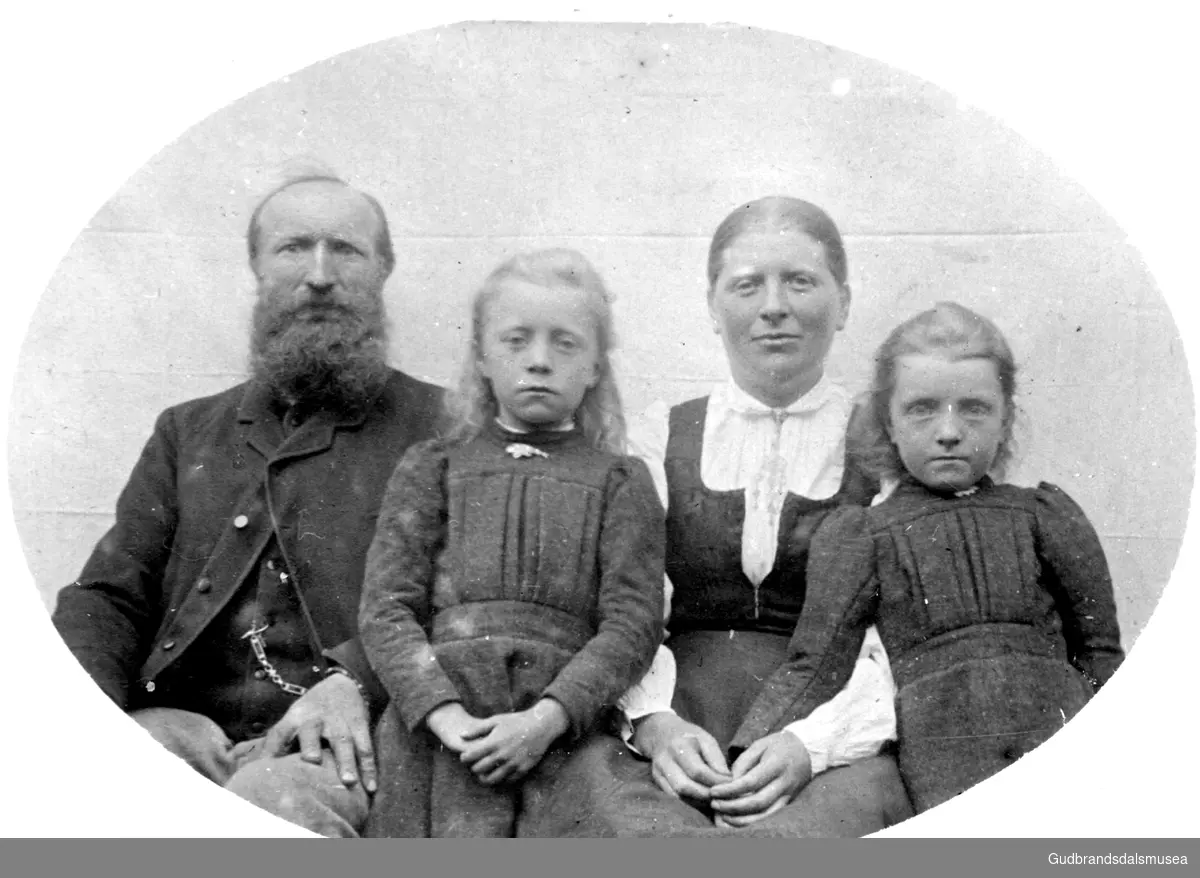 Ola Skrinde (f. 1852) med familie