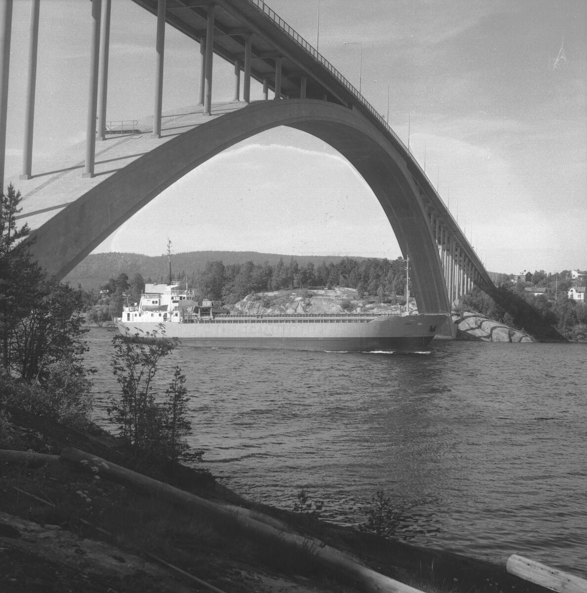 Fartyget Bamse vid Sandöbron