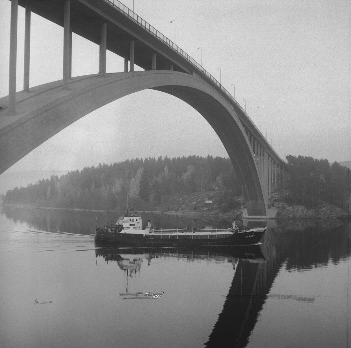 Fartyget Barhöft vid Sandöbron