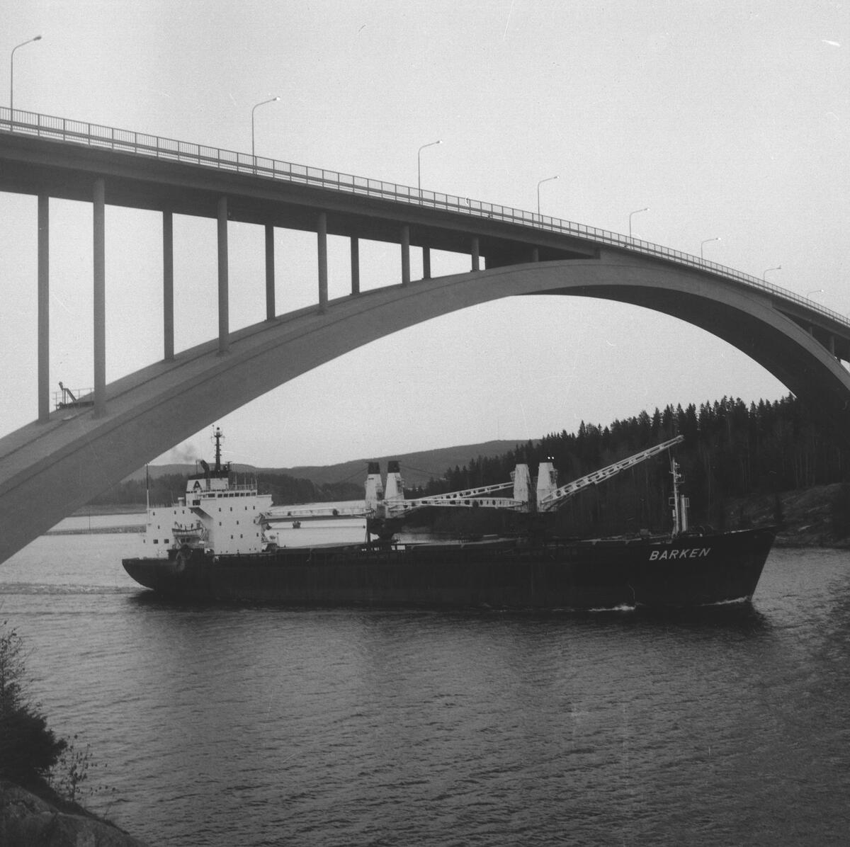Fartyget Barken vid Sandöbron

