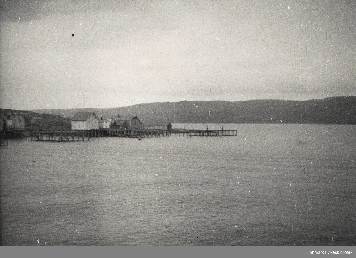 Et fiskebruk med kaier og bygninger. Kongsfjord, Berlevåg? 1947.