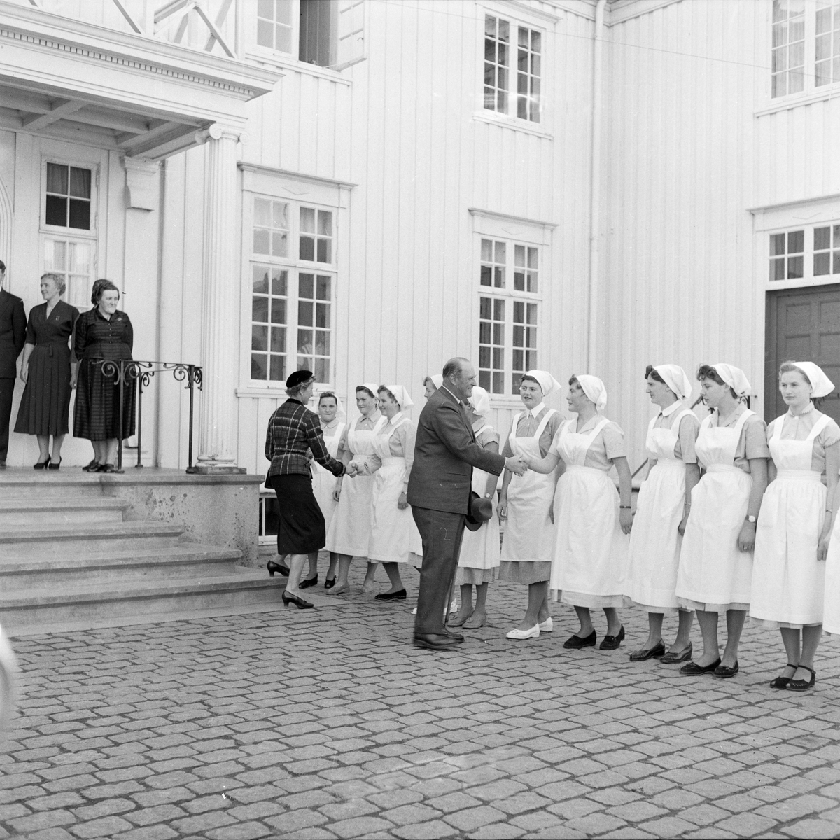 Kronprins Olav og prinsesse Astrid på Hovde - Sør-Trøndelag fylkes Husmorskole