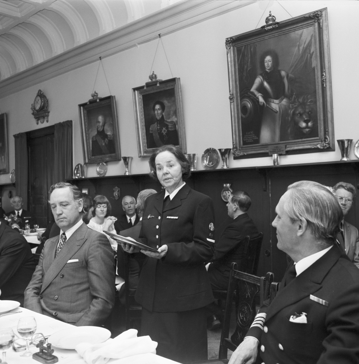 Sittande till höger är chefen för Sydkustens örlogsbas, kommendör av 1. graden Lennart Ahrén.