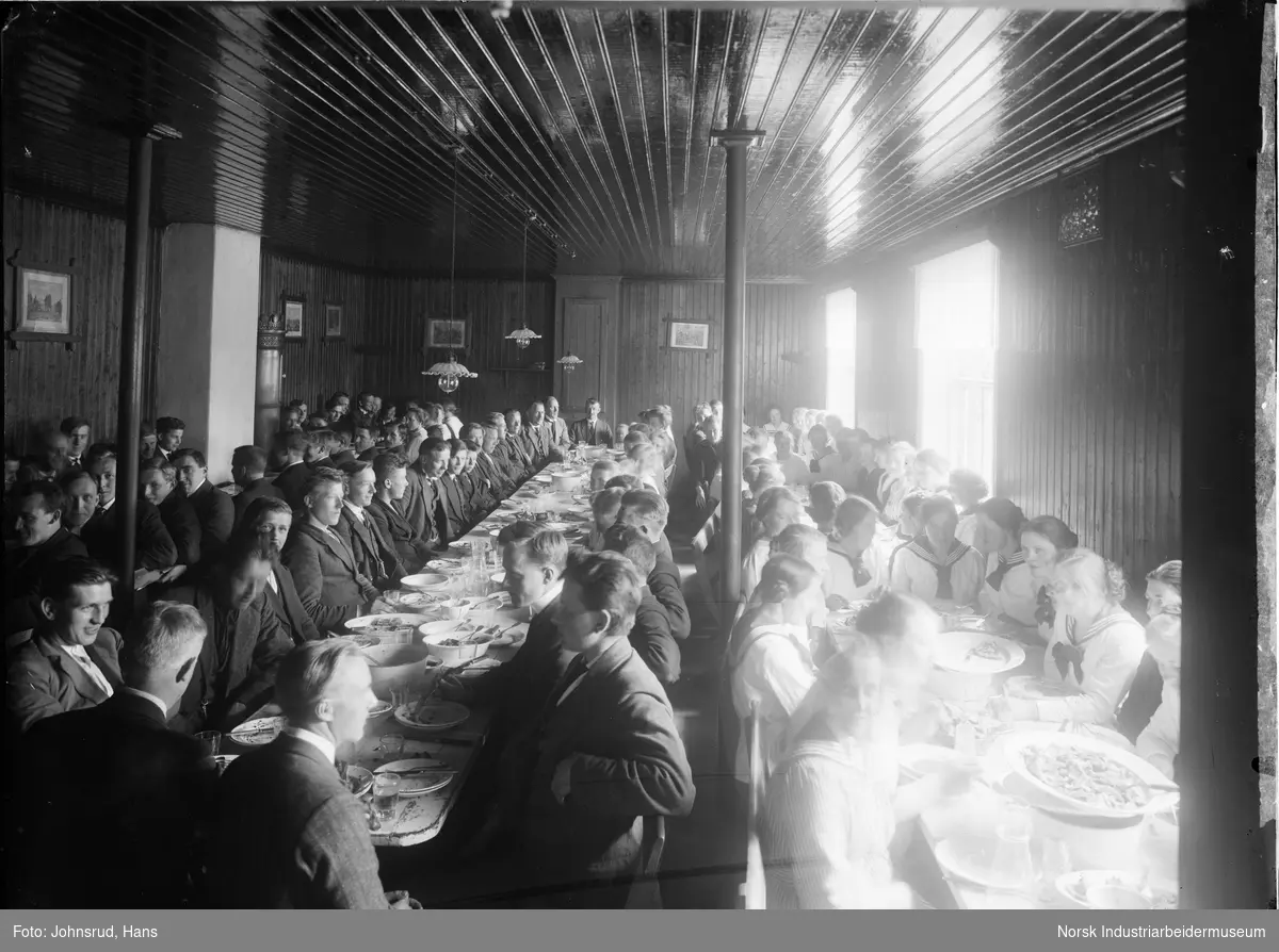 Spisesalen på seminaret fylt med mennesker under et måltid.
