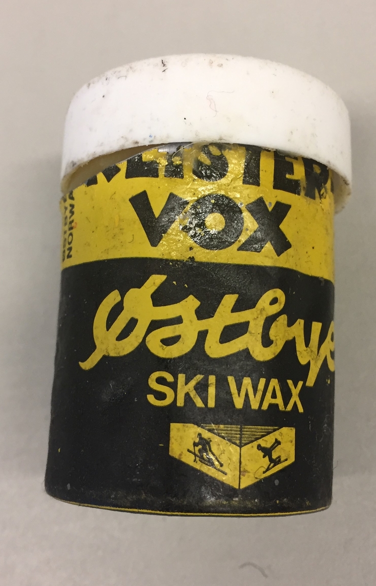 Boks med tørrvoks. "Vox" "Østbye ski vax". Metallboks med plastkork.
