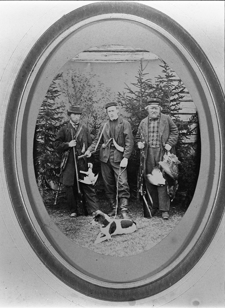 Fuglejakt ca. 1870 på Eina. Arrangert jakbilde av Hans Christian, Mathias og Lars Blilie.