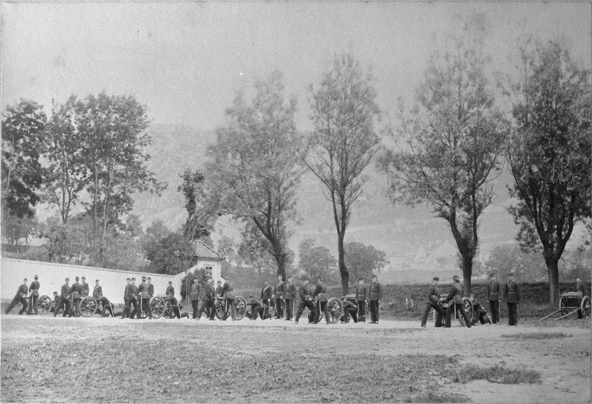Militærøving med kanonbatteri; truleg frå eksersisplassen i Etne, ca. 1870.