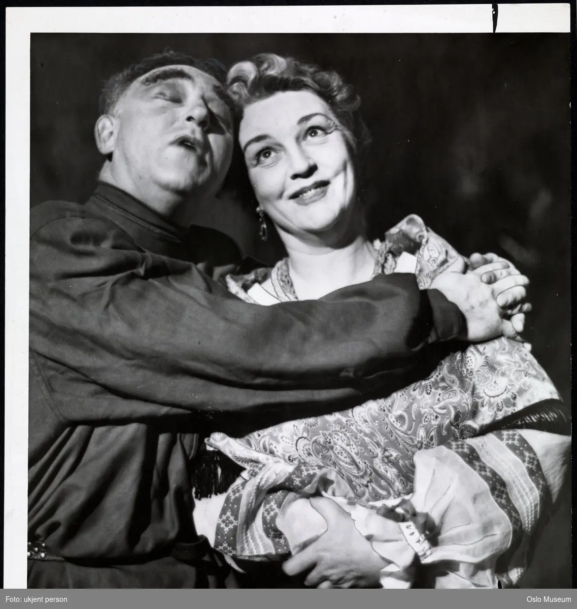 Folketeatret, forestilling "Romanoff og Julie" av Peter Ustinov, kvinne, mann, skuespillere, rollebilde, kostymer