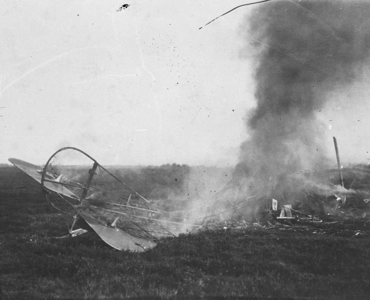 Brand i havererat flygplan Albatros SW 12, cirka 1918.