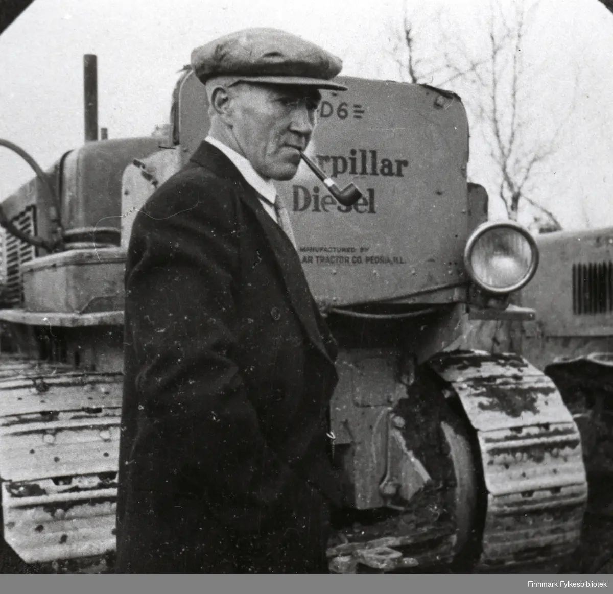 Gjennomslaget er gjort. Formann Ole Pedersen ved siden av bulldozerne (bulldoser). 1940.