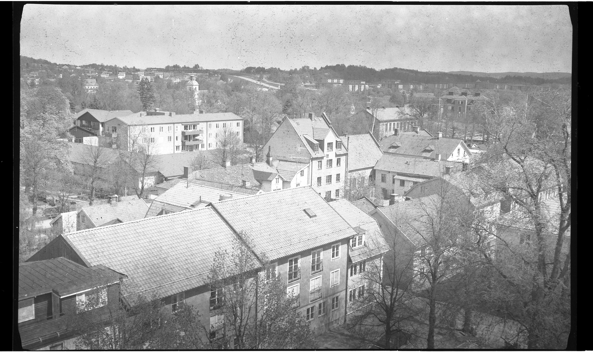 Utsikt mot nordöst från Christinae kyrkas torn, mot kvarteret Hägern. I bakgrunden syns bland annat ålderdomshemmet Brunnsgården och Frälsningsarméns hus i kv Hägern.
I fonden Nolby.