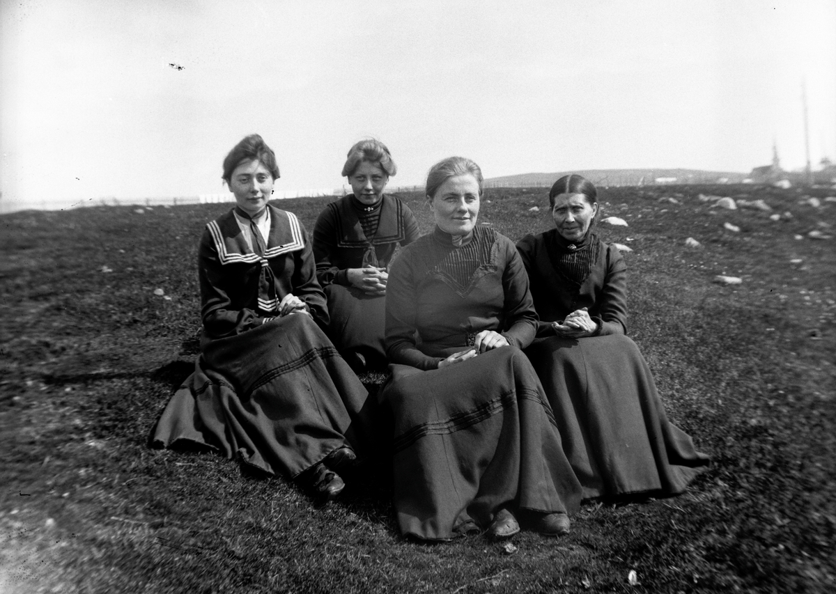 Gruppebilde av fire kvinner, tatt utendørs.