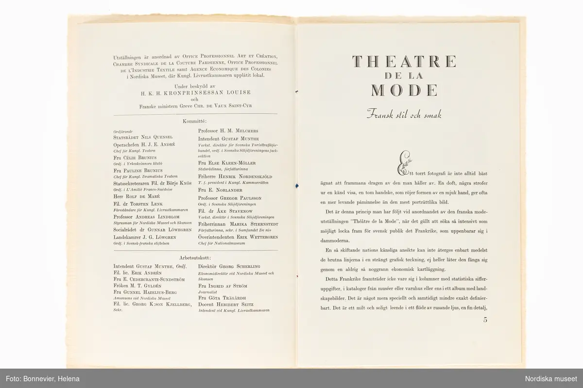 Katalog Théâtre de la Mode. Fransk stil och smak. Modeutställningen från Paris turnerade och visades på Nordiska museet i Stora hallen mellan 10 oktober och 10 november 1945.