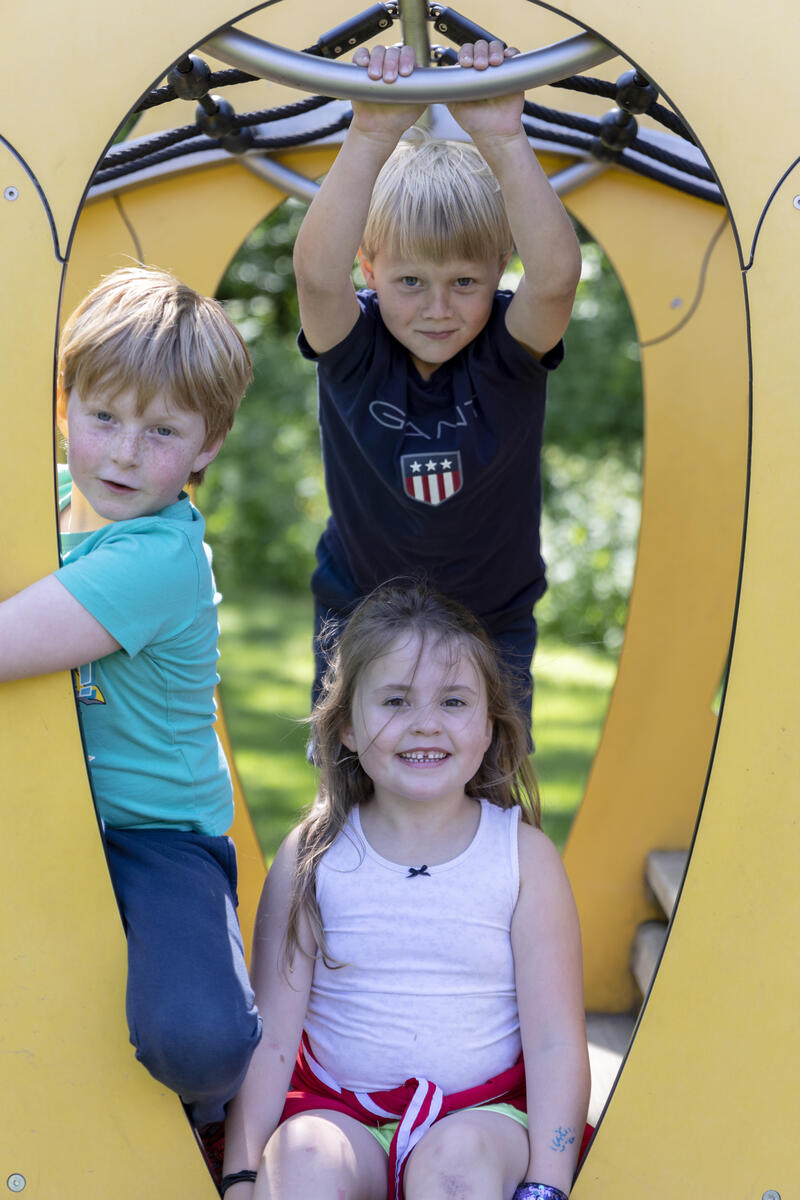 På lekeplassen trives barna godt (Foto/Photo)