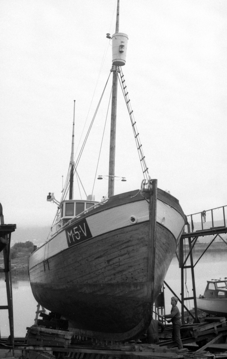 Dokumentasjonsbilder i serie av båten m/b "Heland" på slipp ved Fyllingen Slipp i Langevåg, Sula.
