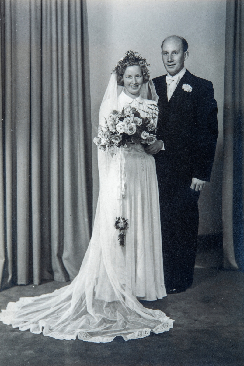 Brudebilde av Eva Frydenlund (f: Bakken) og Arne Frydenlund. Brudepar. Begge fra Ottestad, Stange.