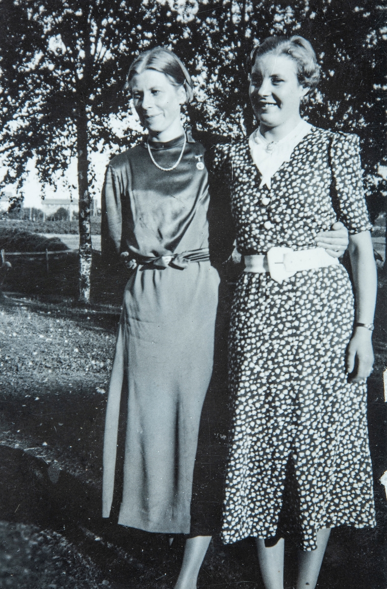 2 damer kledd i kjole. Halvsøstrene Maren Martinsen ( f: 05.08-1906, d: 26.07-1997) og Magnhild Kristiansen ( f: 27.09-1916, d: 28.11-2011).