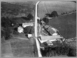 Flyfoto av garden Breili i Nordlia, Østre Toten, juli 1930.
