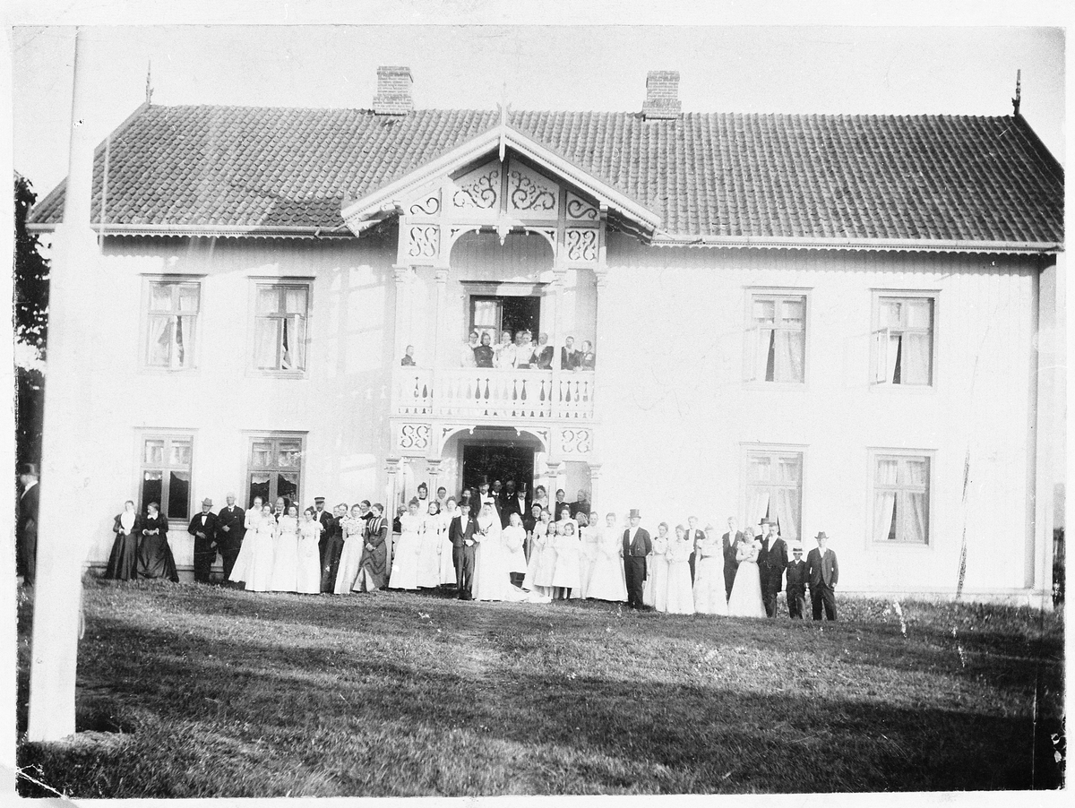 Bryllup på Tømmerhol i Østre Toten 20.juni 1899. Bildet er tatt framfor et våningshus i forbindelse med at Even Fodstad og Petra Hansdatter Tømmerhol giftet seg.