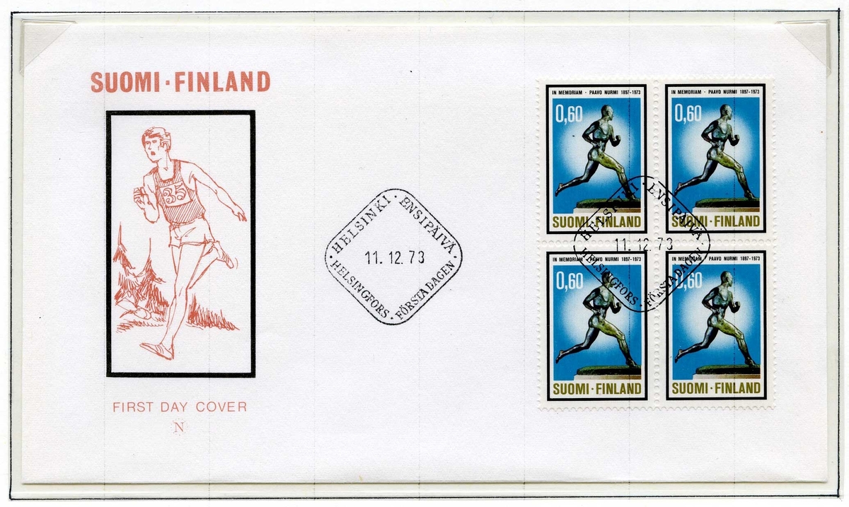 To førstedagskonvolutter montert på en albumside. Den ene konvolutten har ett blått frimerke med bilde av en statue av Paavo Nurmi, den andre er frankert med en serie av fire firmerker med samme motiv. På venstre side av konvoluttene er det en tegning av Paavo Nurmi.