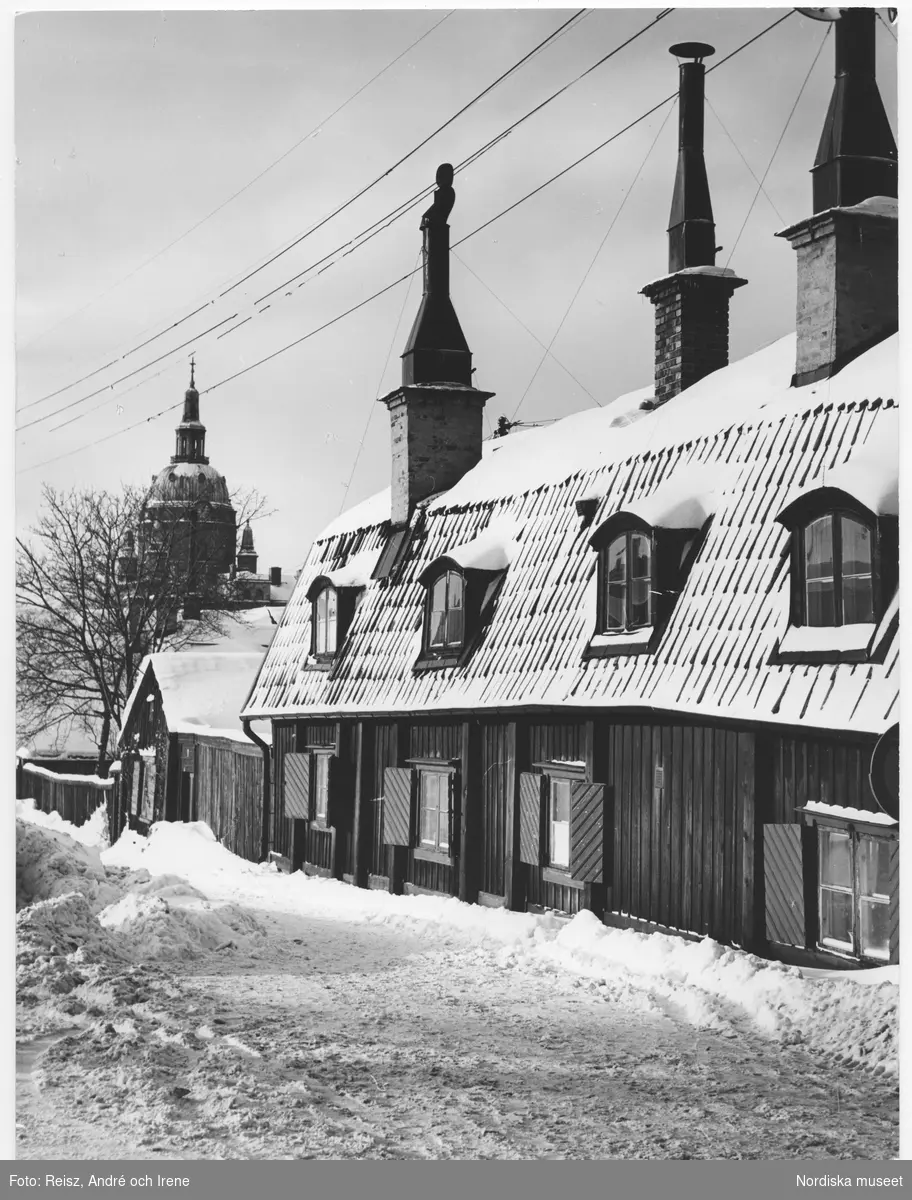 Stockholm. Gamla hus på Söder med Katarina kyrka i bakgrund.