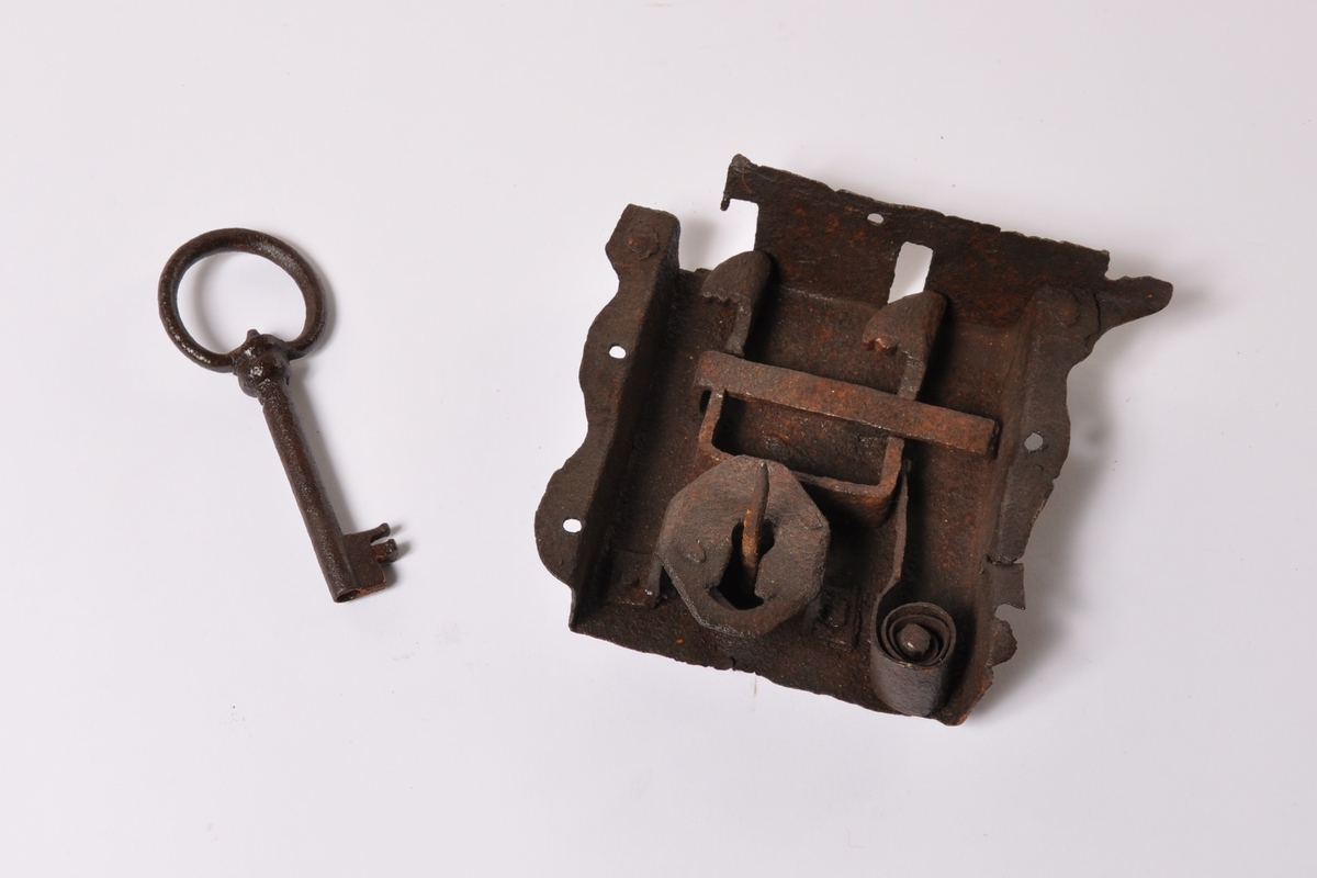Håndsmidd lås til kiste med nøkkel av metall