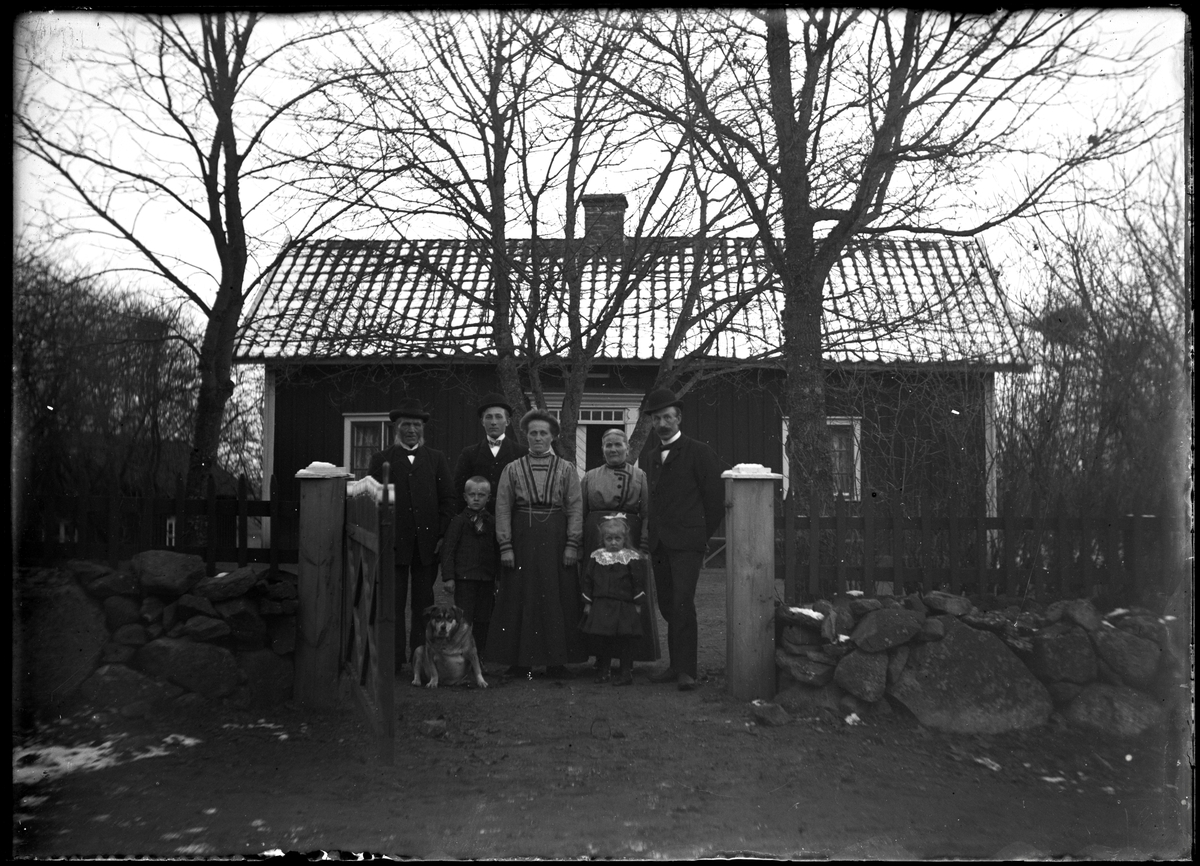 Familj framför bostadshus