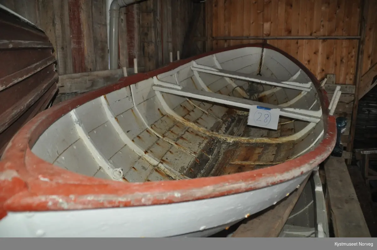 Hekkbåt/ lettbåt
3,81 meter største utvendige lengde
Kan kalle den en 2 roms, ca. 28 to,,er mellom romma.

Hvitmalt innvendig og utvendig
to par årekjeiper
rødmalt ripe
rødmalt kjøl