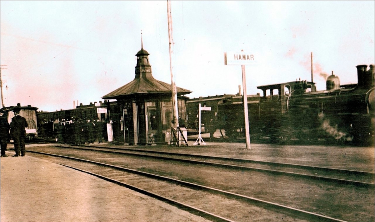 Damplokomotiv type 11a nr. 64 med persontog på Hamar stasjon