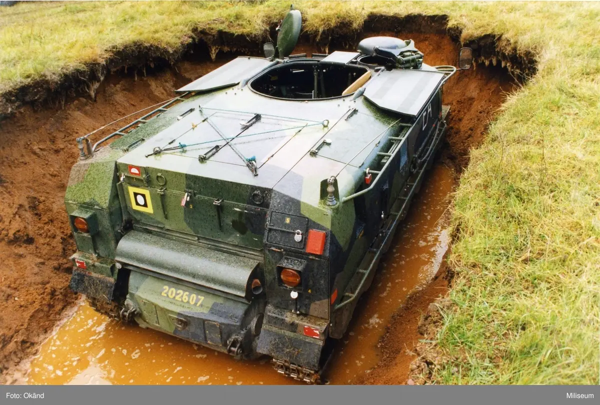 Pvrbv 551 (Pansarvärnsrobotbandvagn 551) i eldställning.