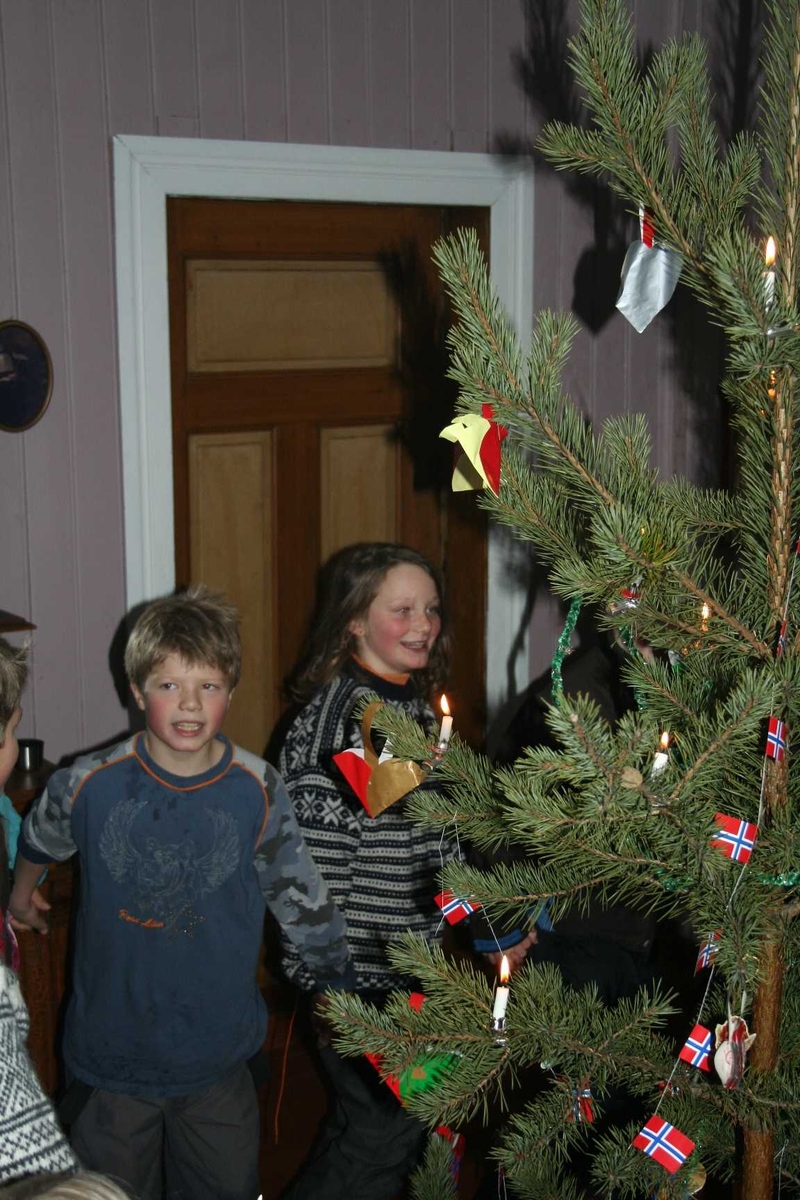 Jul på gamlemåten i Museumsparken 2008. Gang rundt juletreet