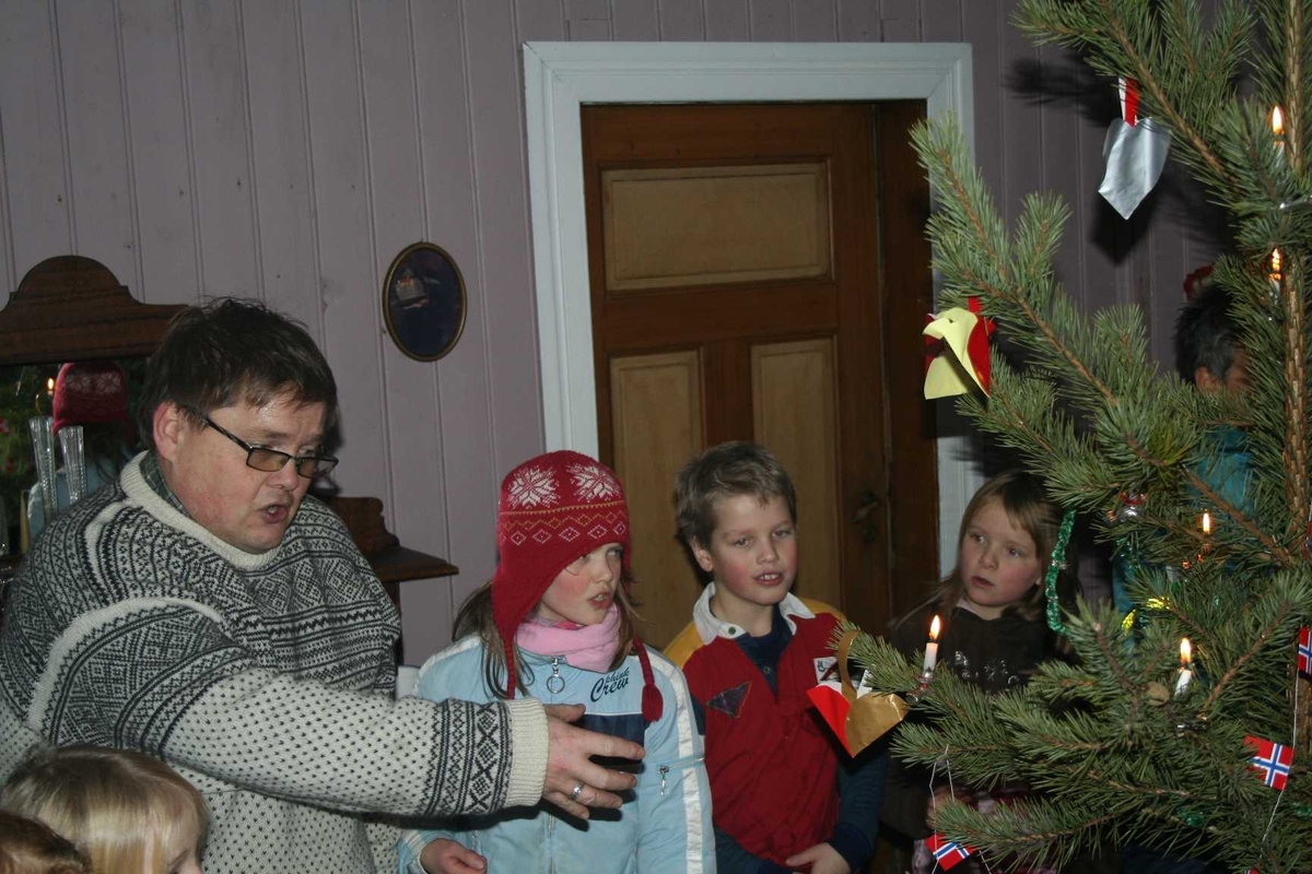 Jul på gamlemåten i Museumsparken 2008. Gang rundt juletreet
