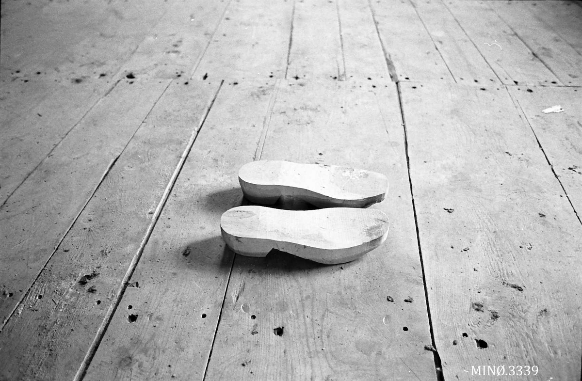 Et par sko på et golv. 