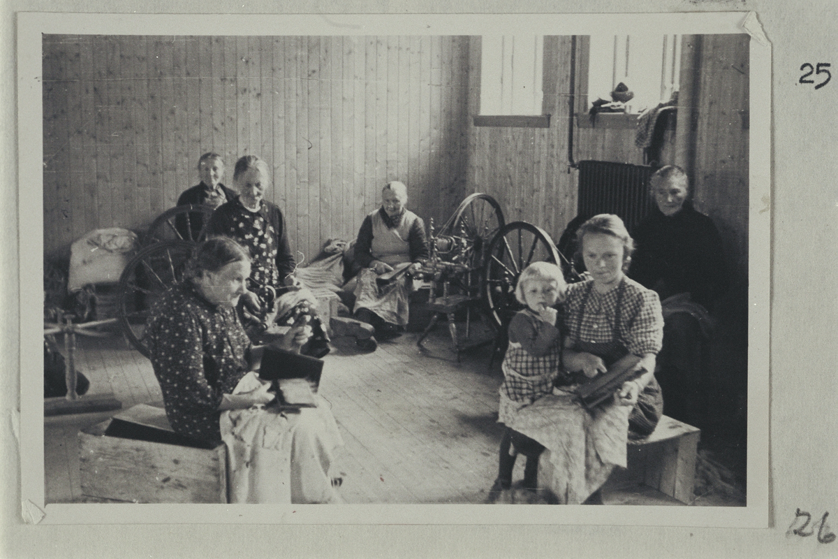 Gruppeportrett, seks kvinner eit barn, i arbeidsrom på Framnes.