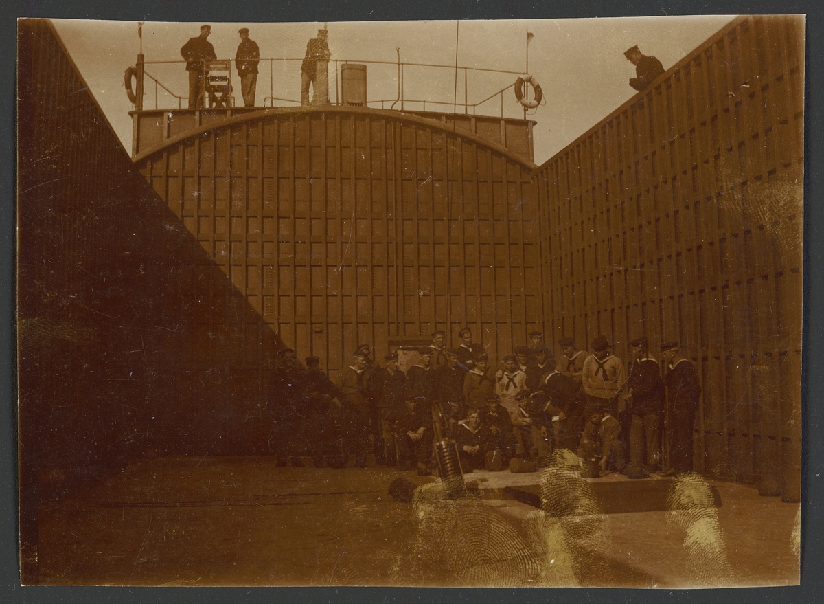 Bilden visar manskapet på Ballongfartyget nr 1 som har samlats i lastutrummet.