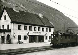 Rjukanbanens elektriske lokomotiv nr. 7 med persontog til Rj