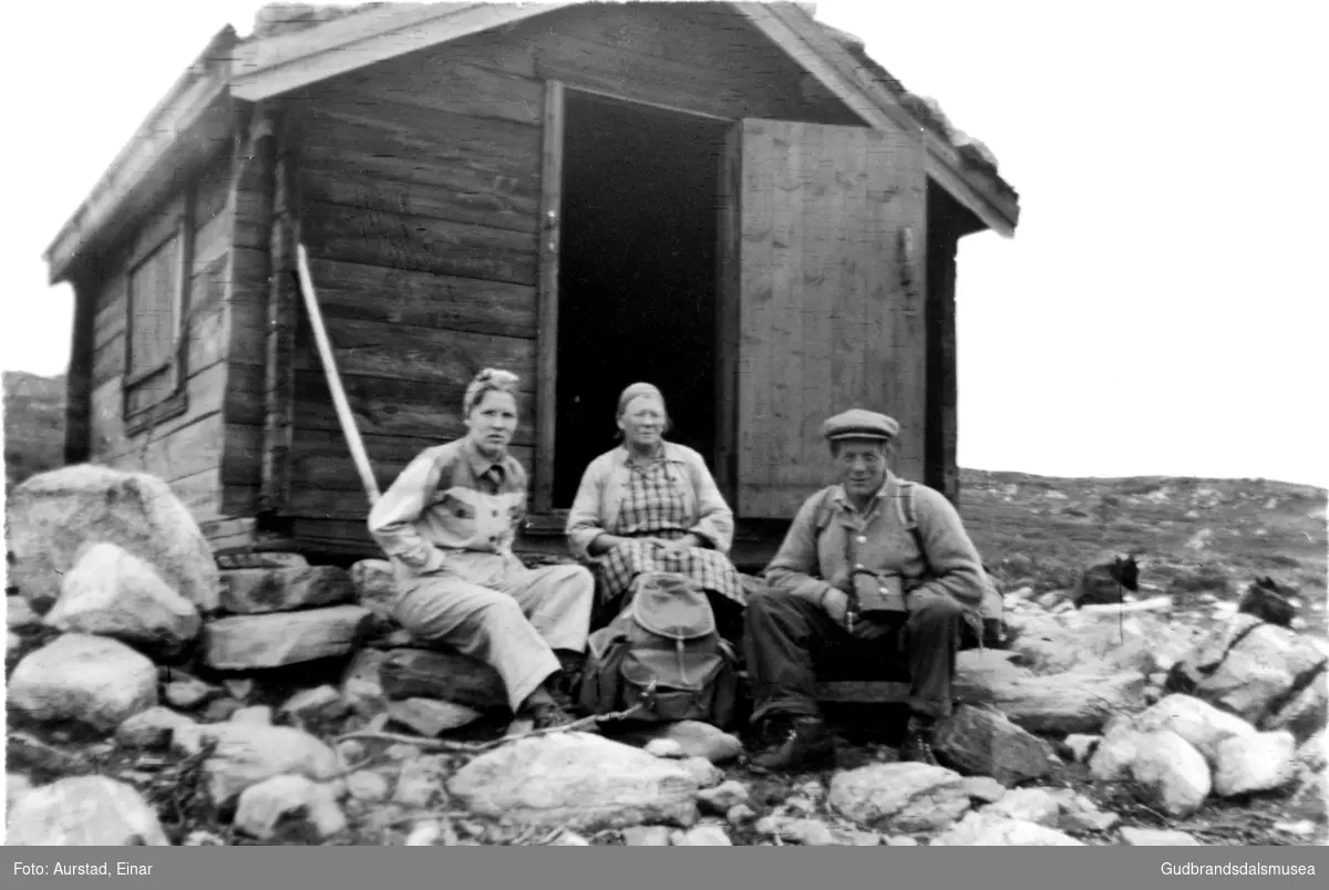 F.v.: Marie Aurstad (f. Lund 1918), Pauline Heggero (f. Stenstuen 1892) og Iver Heggero (f. 1895) ved Åndhytta