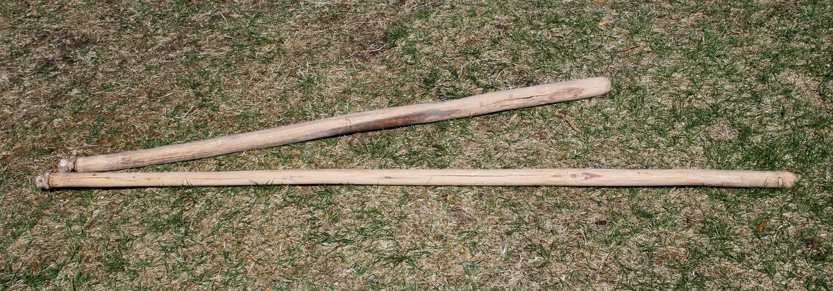 Två, ofärgade träkäppar, sammanhållna med hamparep, på ena sidan.

Funktion: Tröskslaga